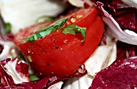 Radicchio z pomidorem i grecką bazylią-mini