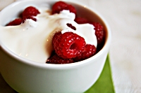 Maliny z jogurtem i cukrem Demerara1-mini