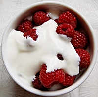 Maliny z jogurtem i cukrem Demerara2-mini