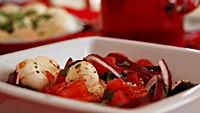 Sałatka z mozzarelli, oliwek, bazylii i pomidorów-mini